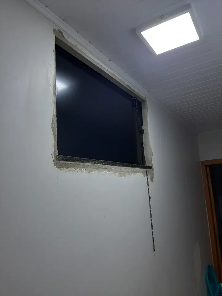 Janela com película blackout, bloqueio total de luz