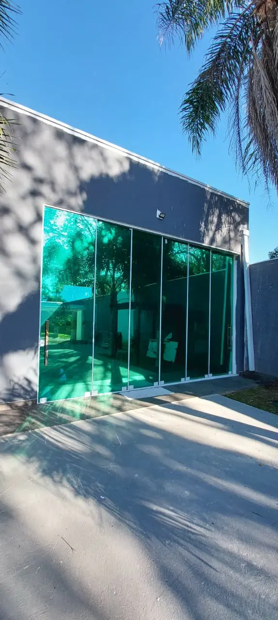 Fachada comercial com película espelhada verde