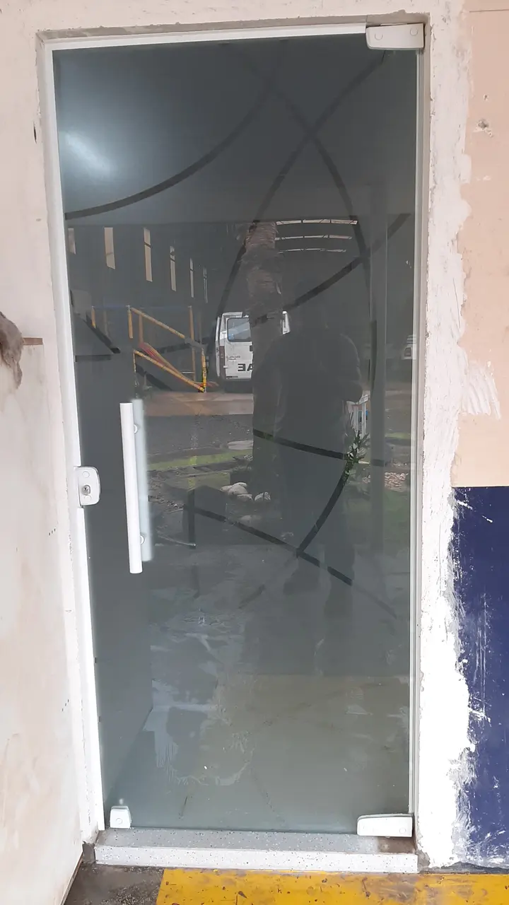 Porta de vidro com película decorativa em faixas