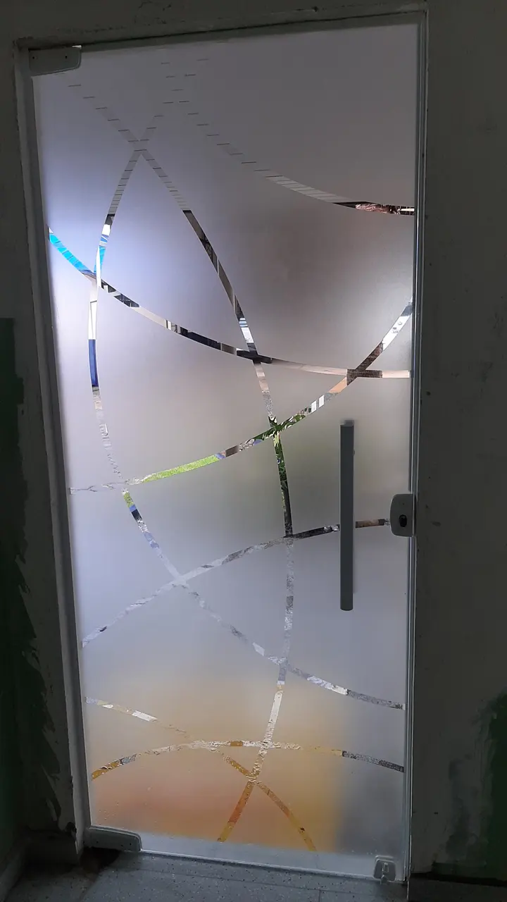 Porta de vidro com película jateada com recortes personalizados