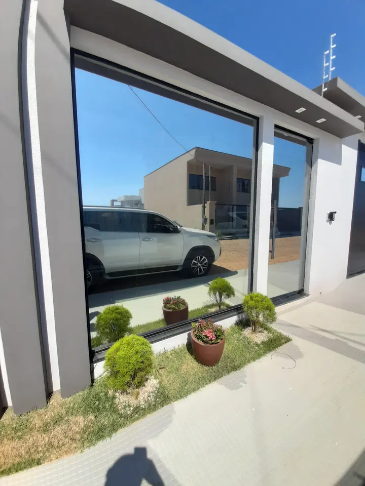 Fachada de casa com película espelhada nos vidros