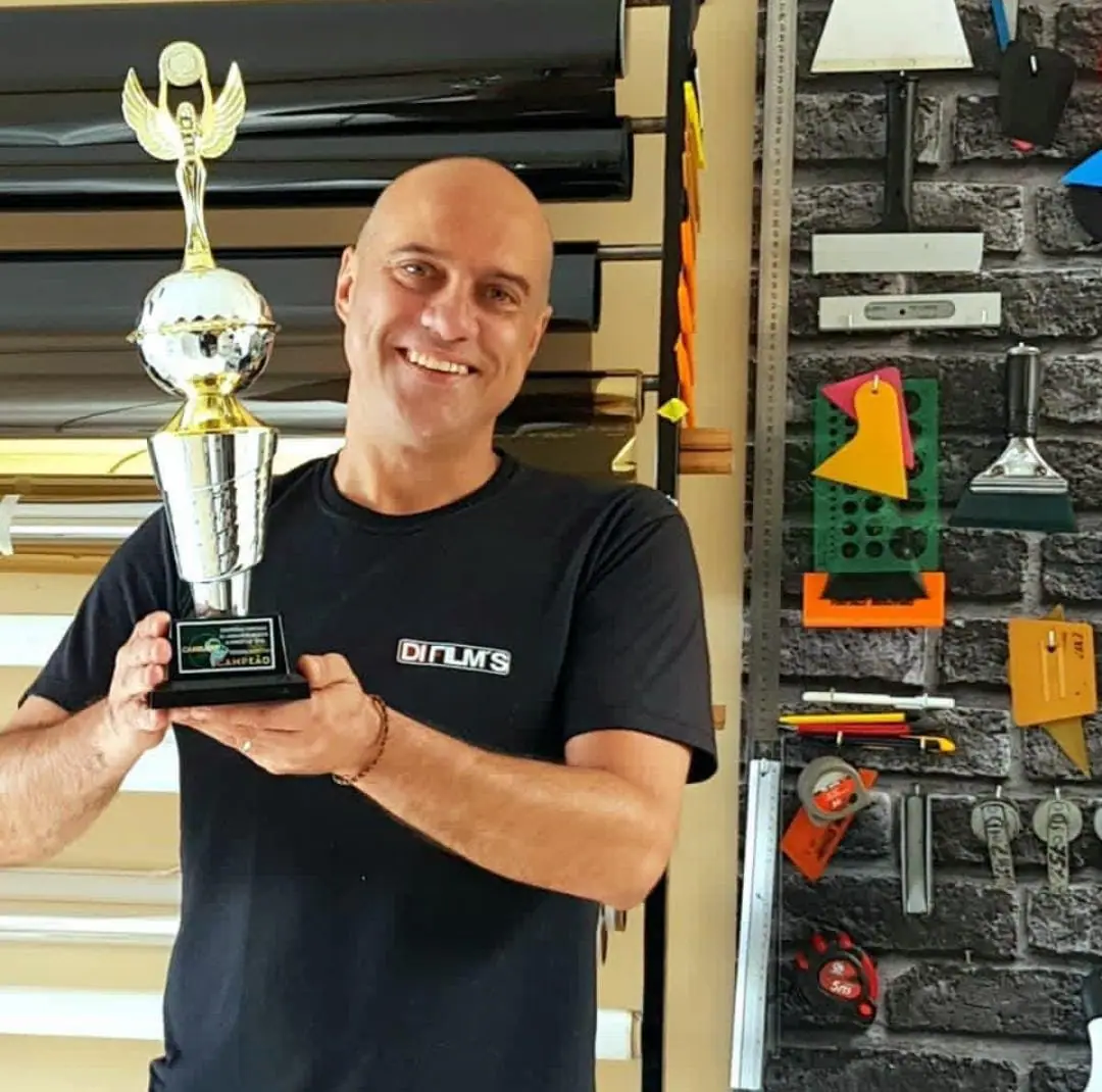 Instalador da Di Films com o troféu da Conferência Sul-Americana de Window Film