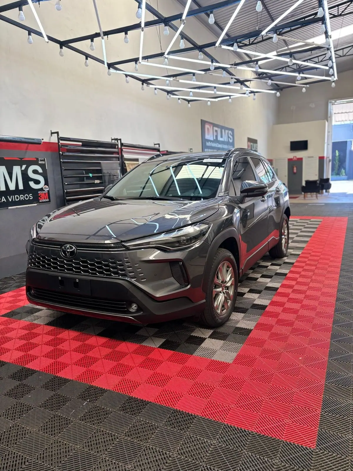 Carro no estúdio da Di Films em Assis