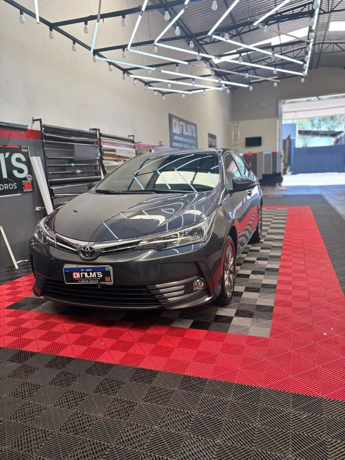 Carro com película automotiva no estúdio da Di Films em Assis