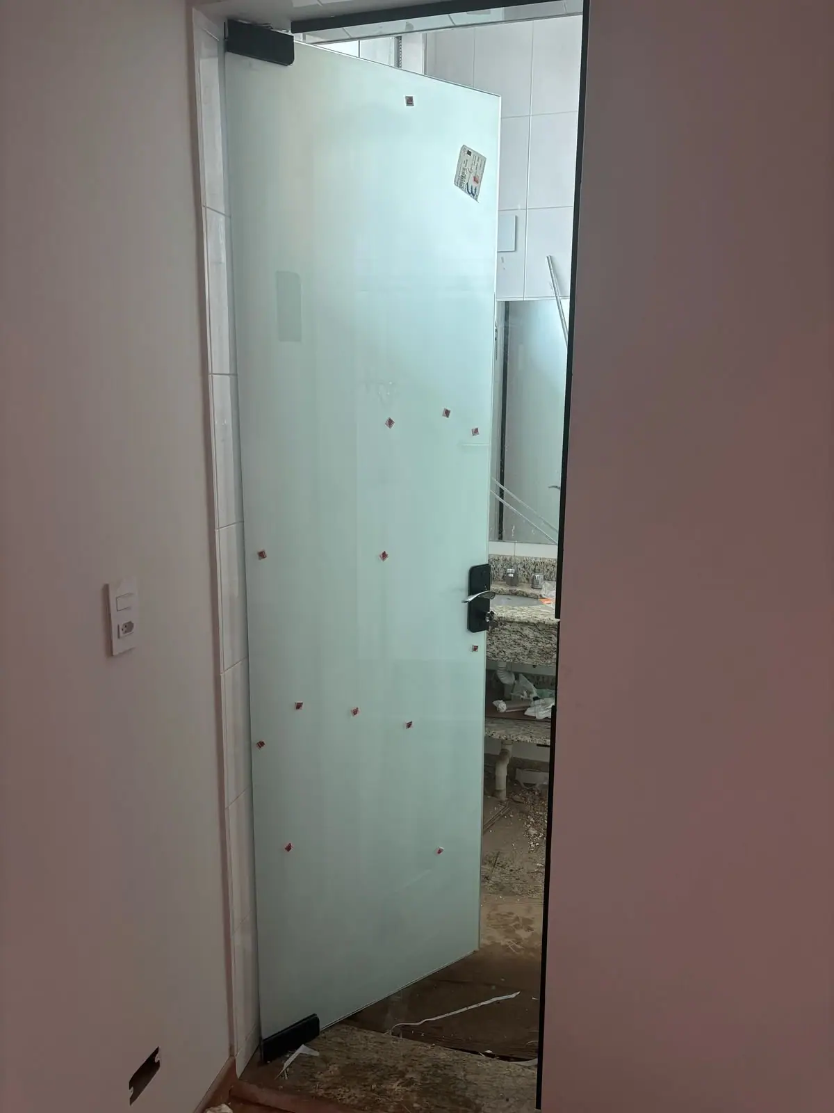 Insulfilm branco em porta de vidro