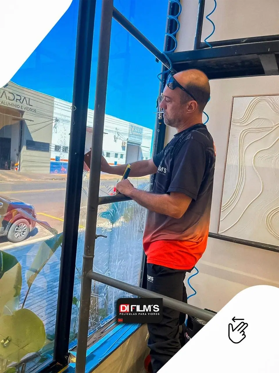 Aplicador da Di Films instalando película em vidro de fachada